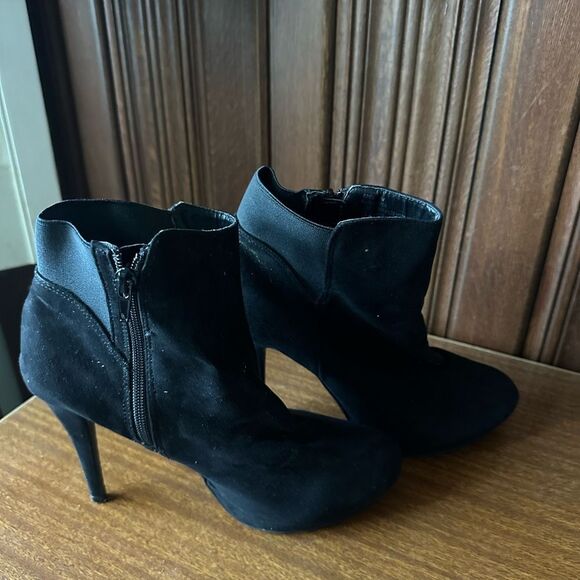 Thalia - Chic Black Heeled Boots - Picture 2 of 9